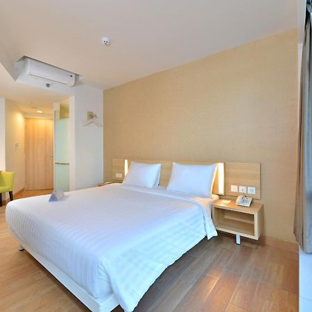 Whiz Prime Hotel Hasanuddin Macasar Exterior foto