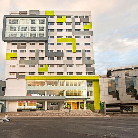Whiz Prime Hotel Hasanuddin Macasar Exterior foto
