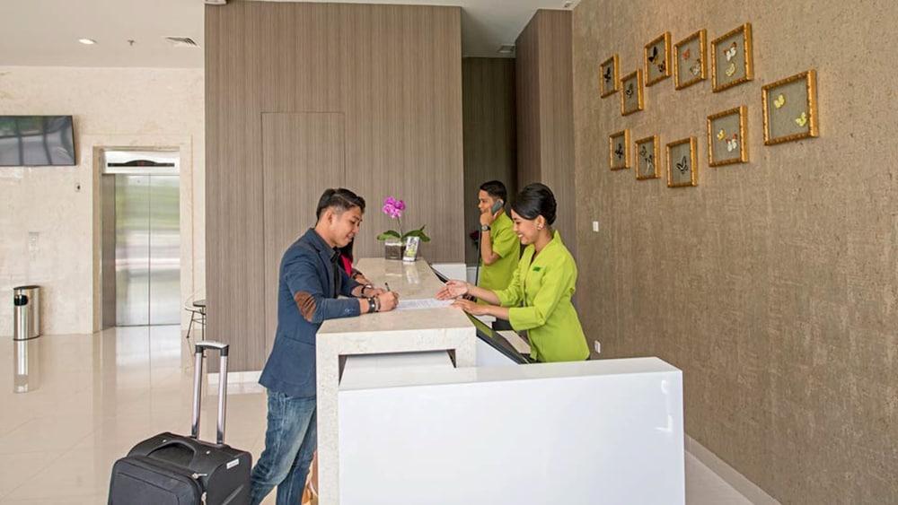 Whiz Prime Hotel Hasanuddin Macasar Exterior foto