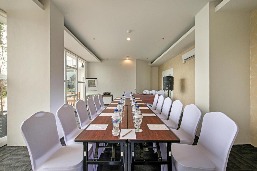 Whiz Prime Hotel Hasanuddin Macasar Exterior foto