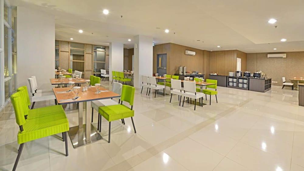 Whiz Prime Hotel Hasanuddin Macasar Exterior foto