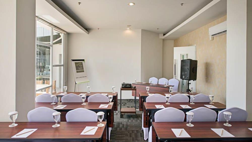 Whiz Prime Hotel Hasanuddin Macasar Exterior foto