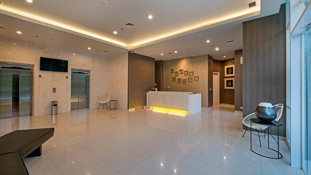 Whiz Prime Hotel Hasanuddin Macasar Exterior foto