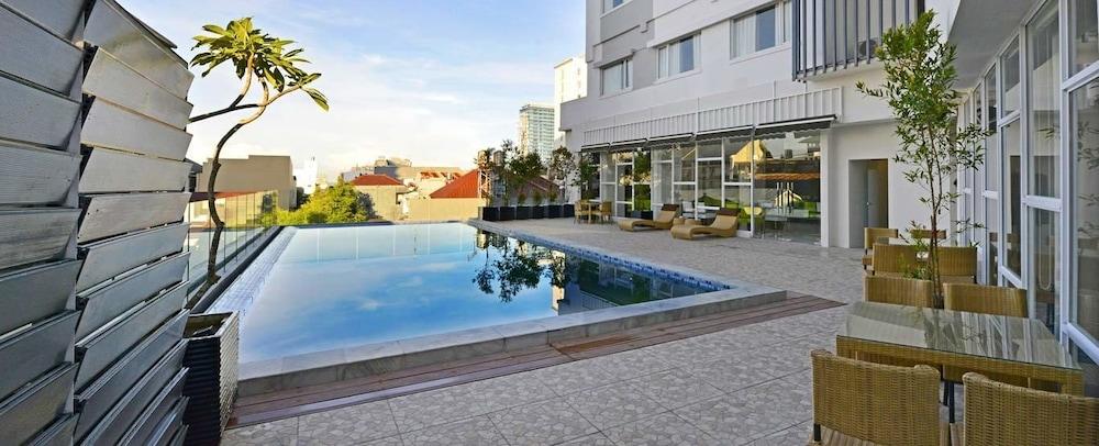 Whiz Prime Hotel Hasanuddin Macasar Exterior foto
