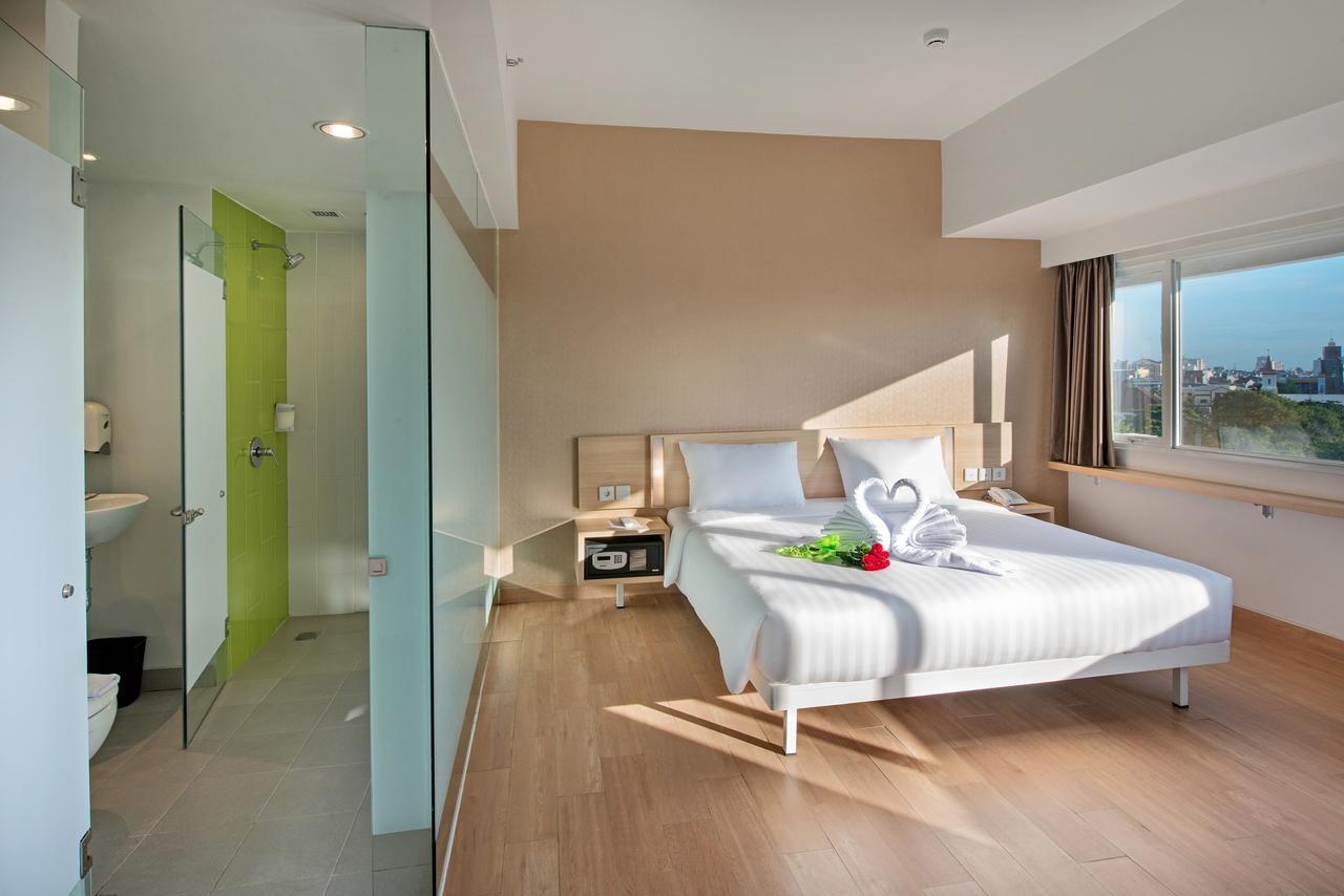 Whiz Prime Hotel Hasanuddin Macasar Exterior foto
