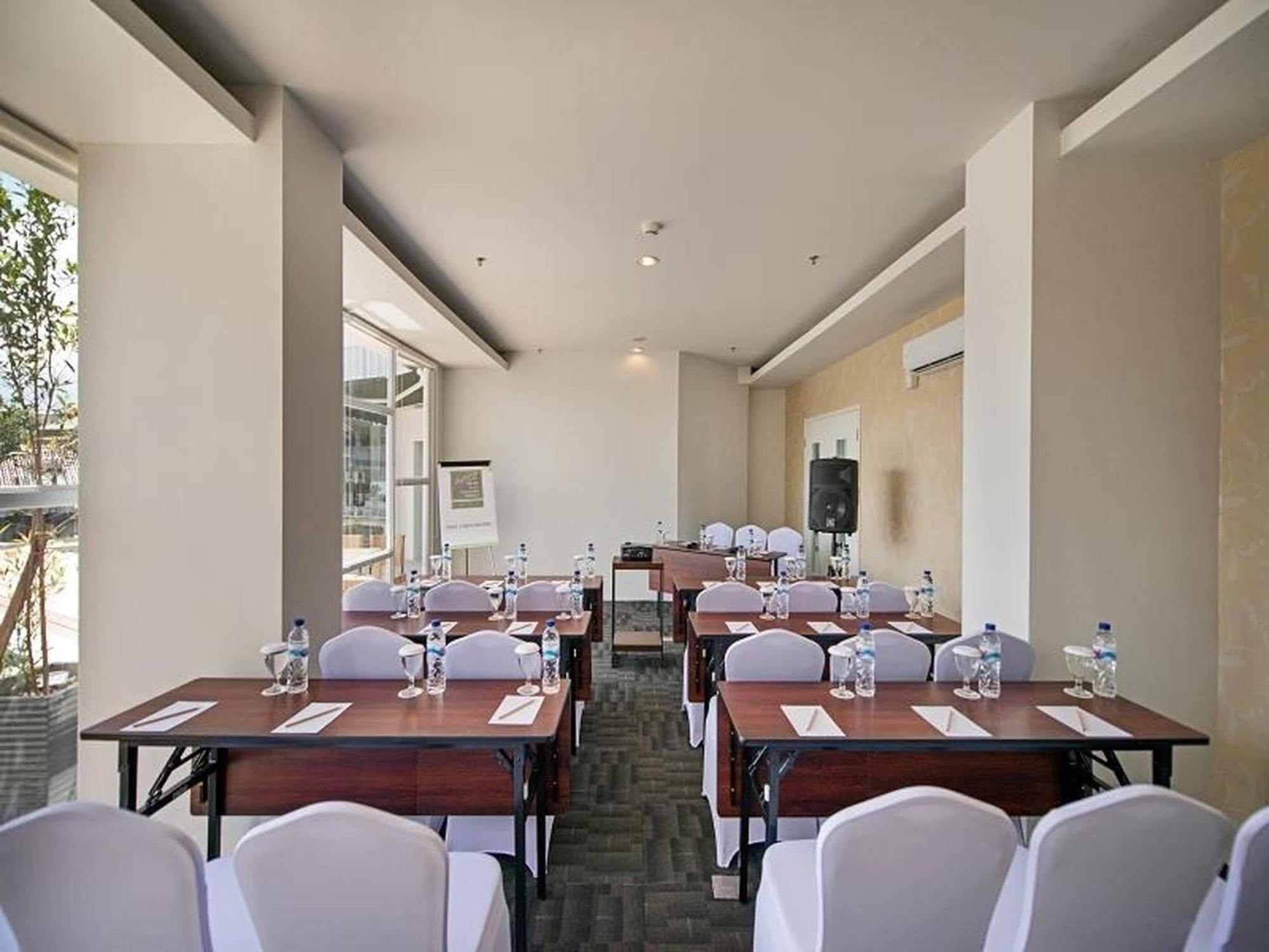 Whiz Prime Hotel Hasanuddin Macasar Exterior foto