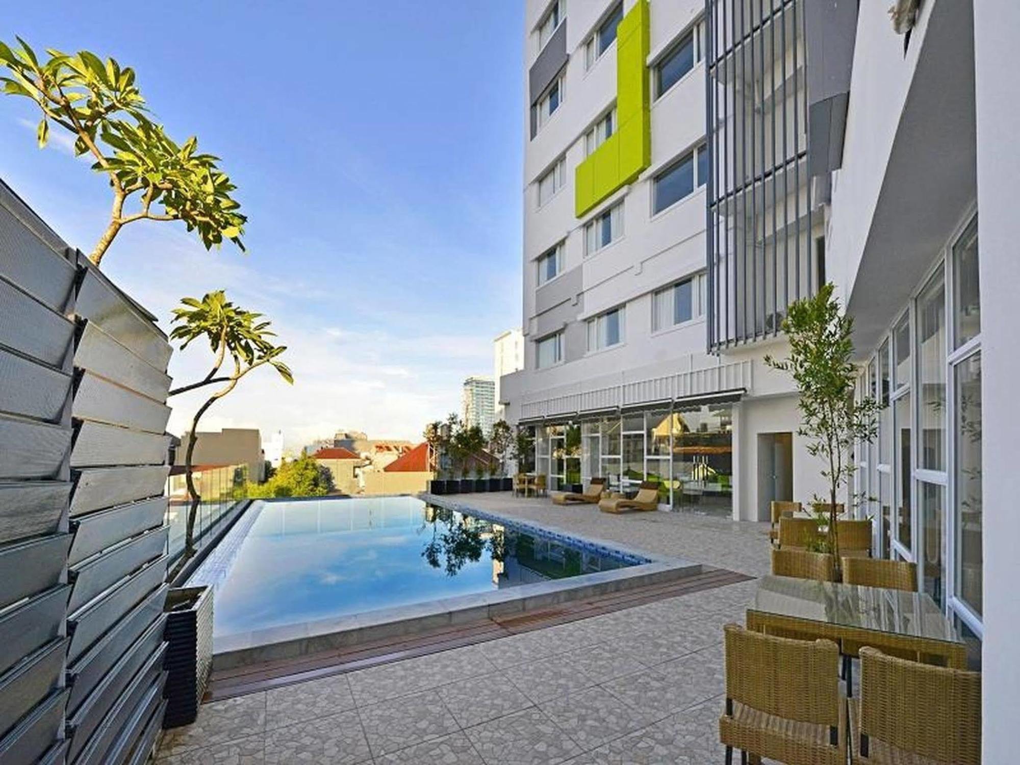 Whiz Prime Hotel Hasanuddin Macasar Exterior foto