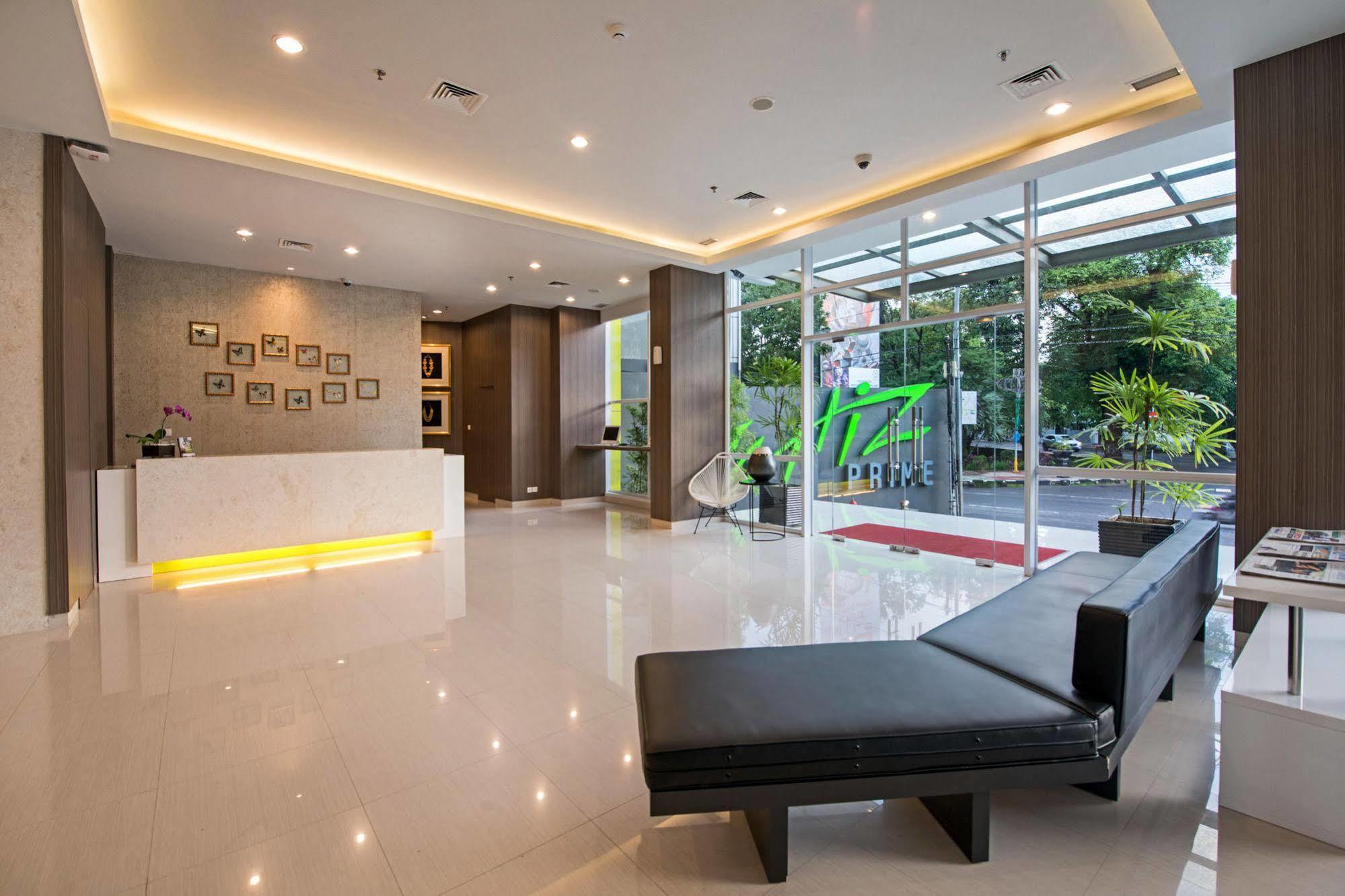 Whiz Prime Hotel Hasanuddin Macasar Exterior foto