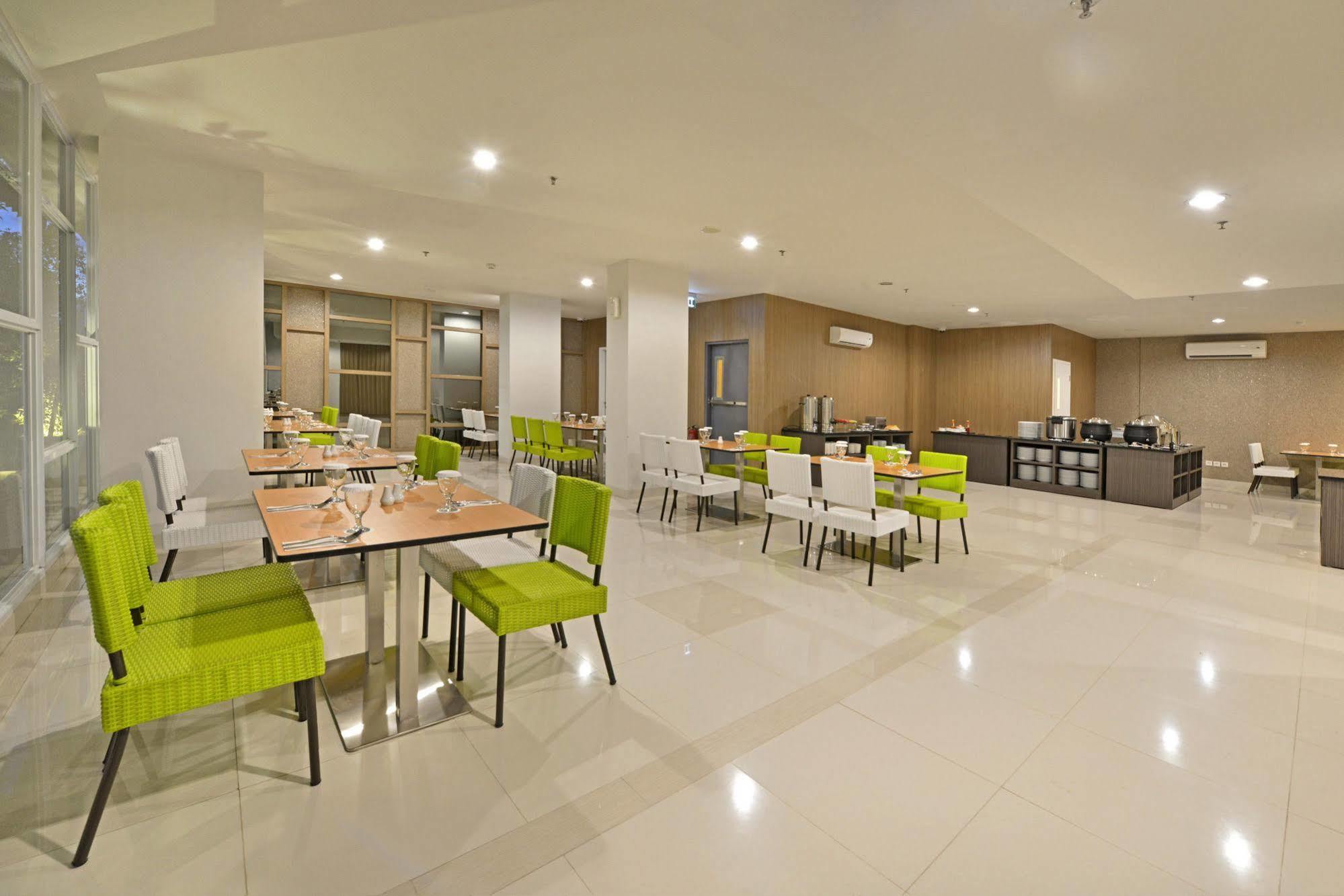 Whiz Prime Hotel Hasanuddin Macasar Exterior foto