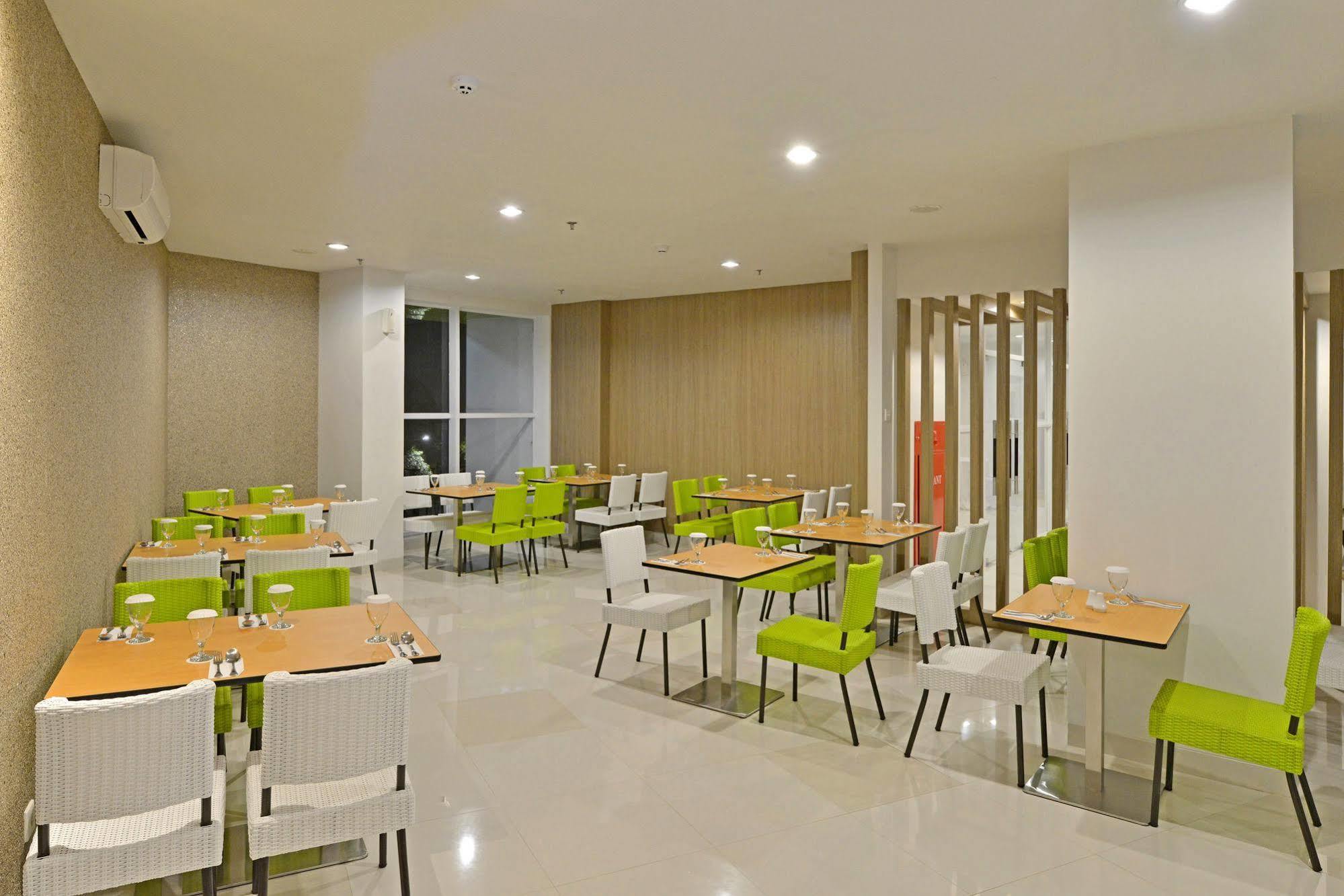 Whiz Prime Hotel Hasanuddin Macasar Exterior foto