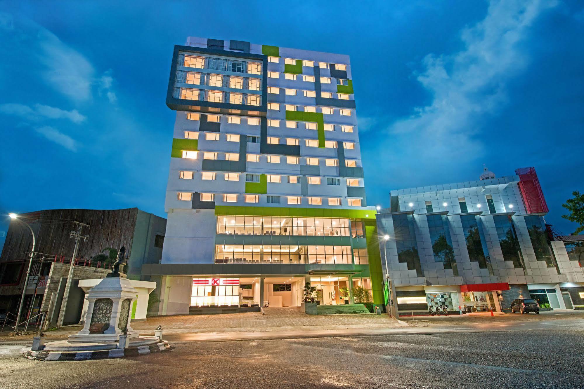 Whiz Prime Hotel Hasanuddin Macasar Exterior foto
